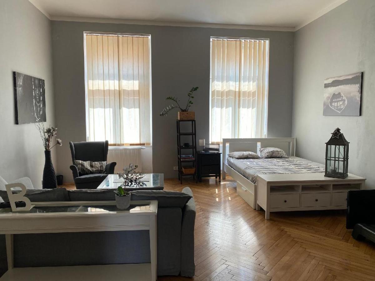 Apartments Cafe No.22 Prága Kültér fotó